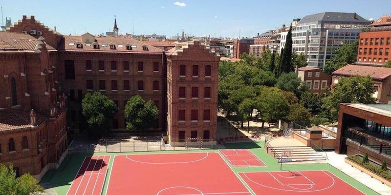 El vicario episcopal de la II administra la Confirmación a alumnos del colegio Nuestra Señora de Loreto