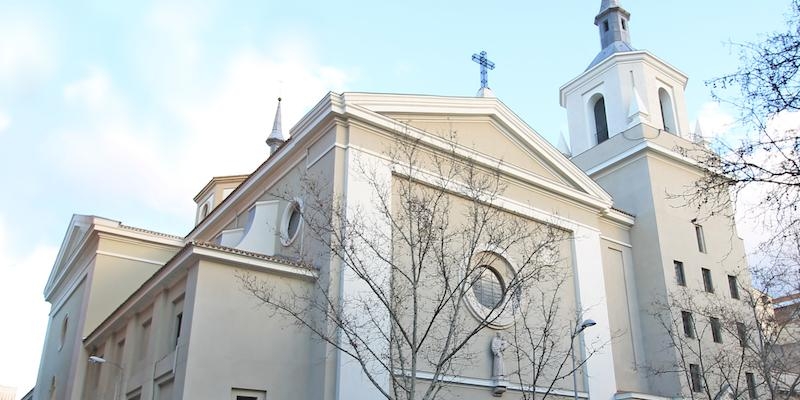 El vicario episcopal de la VIII entrega Biblias a una Comunidad Neocatecumenal de San Antonio de Cuatro Caminos