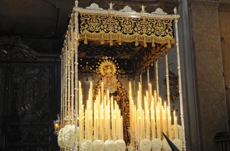 La Hermandad de Los Estudiantes realiza su salida procesional el Domingo de Ramos desde la Bas&iacute;lica Pontificia de San Miguel