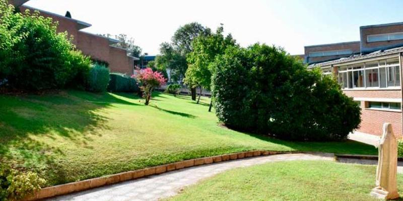 Juan Carlos Merino administra el sacramento de la Confirmaci&oacute;n en el Colegio San Luis de los Franceses
