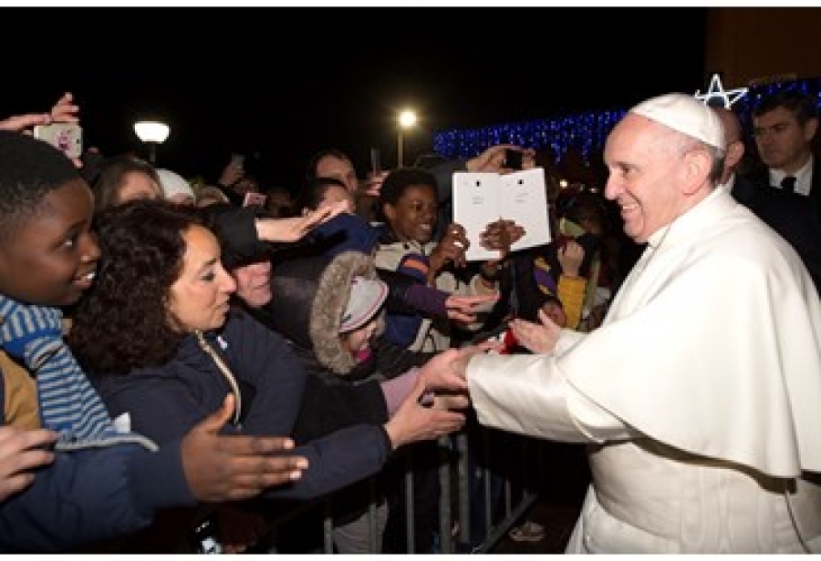 El obispo de Roma visita otra parroquia en las afueras. La oraci&oacute;n es ant&iacute;doto al deseo de venganza
