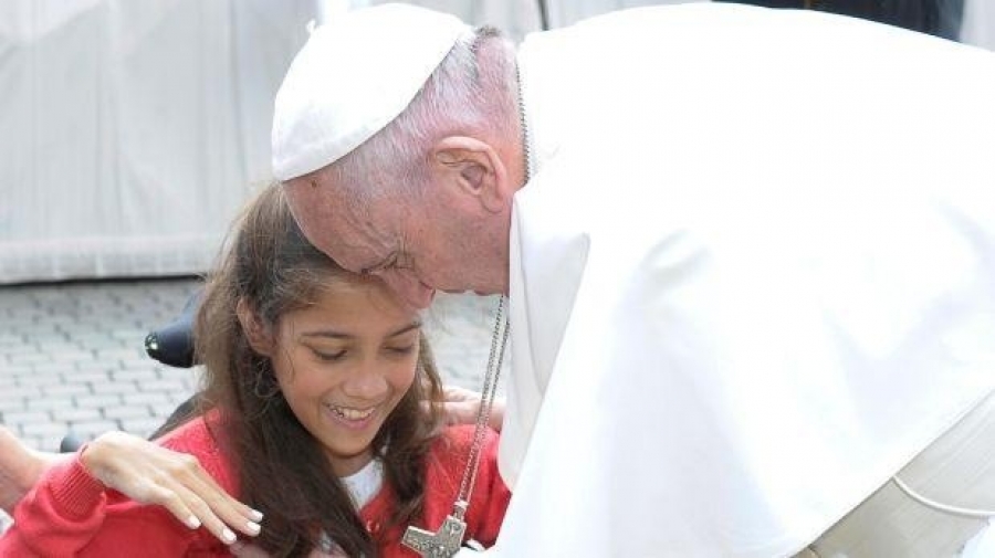 El emotivo abrazo del Santo Padre a ni&ntilde;a escritora con discapacidad