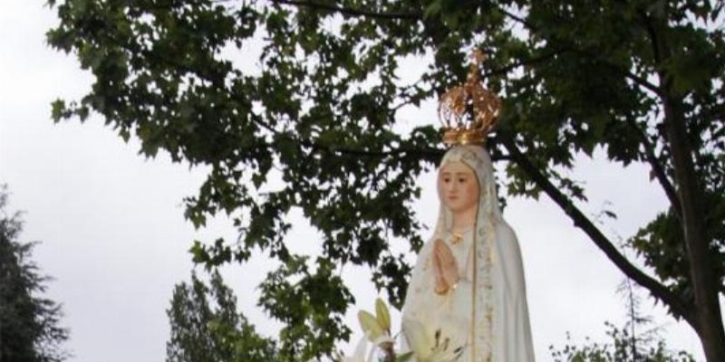 El campus de Moncloa acoge el tradicional rezo del Rosario universitario