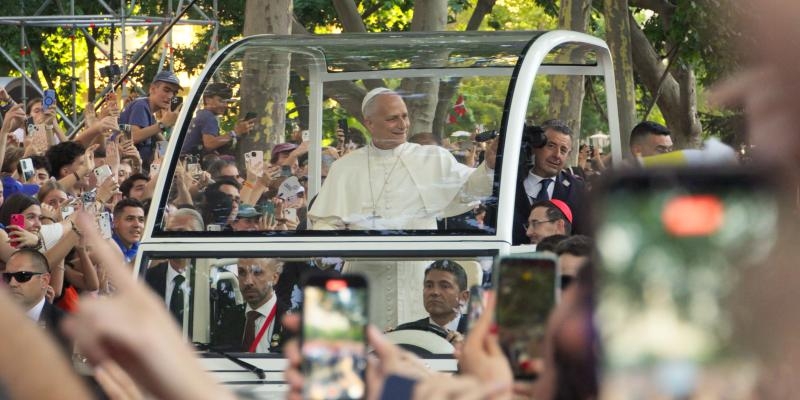 &iquest;Has vivido la visita del Papa? Comparte tu mirada y forma parte del libro oficial de la visita del Papa Le&oacute;n XIV a Madrid