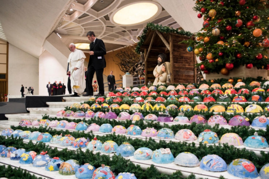 El Papa asegura que el pesebre y el &aacute;rbol ayudan a crear el clima natalicio favorable