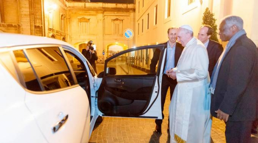 Con su nuevo autom&oacute;vil el Papa da una lecci&oacute;n a los l&iacute;deres del mundo