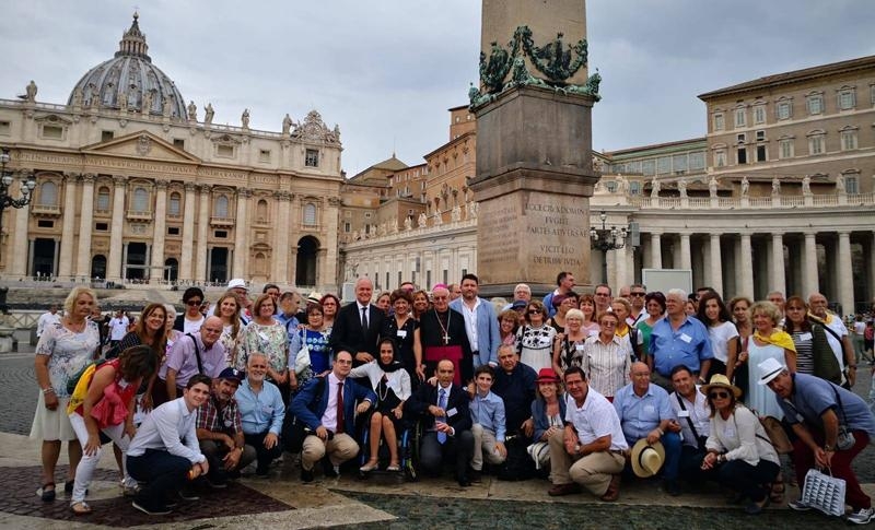 El Papa recibe la estola conmemorativa del 50 aniversario de Pastoral de la Carretera de la CEE