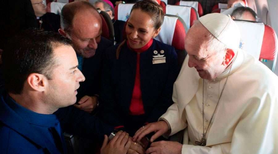Francisco responde a las críticas por la boda que ofició en un avión