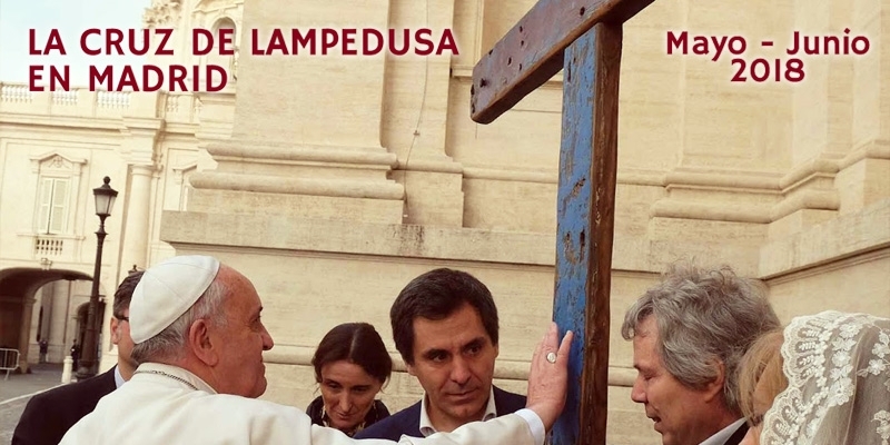 La cruz de Lampedusa preside la vigilia de oraci&oacute;n de j&oacute;venes del primer viernes de mayo en la catedral