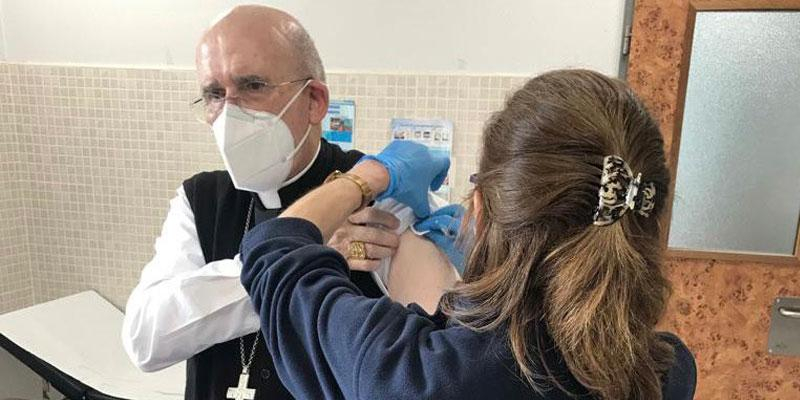 El arzobispo se vacuna frente al coronavirus