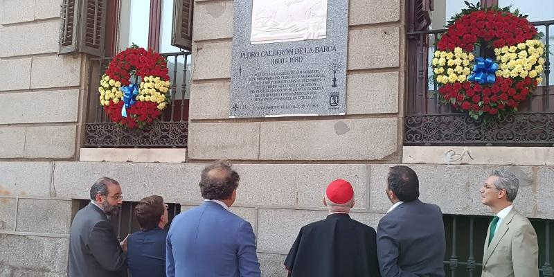 El cardenal Osoro descubre una placa en memoria de don Pedro Calderón de la Barca