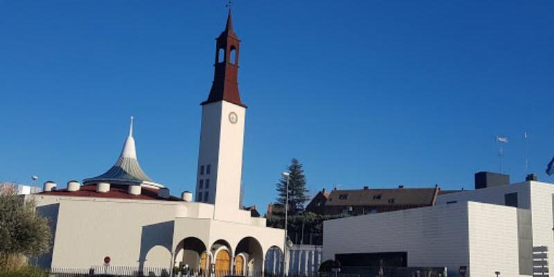 Juan Carlos Vera administra el sacramento de la Confirmaci&oacute;n en Nuestra Se&ntilde;ora de la Moraleja