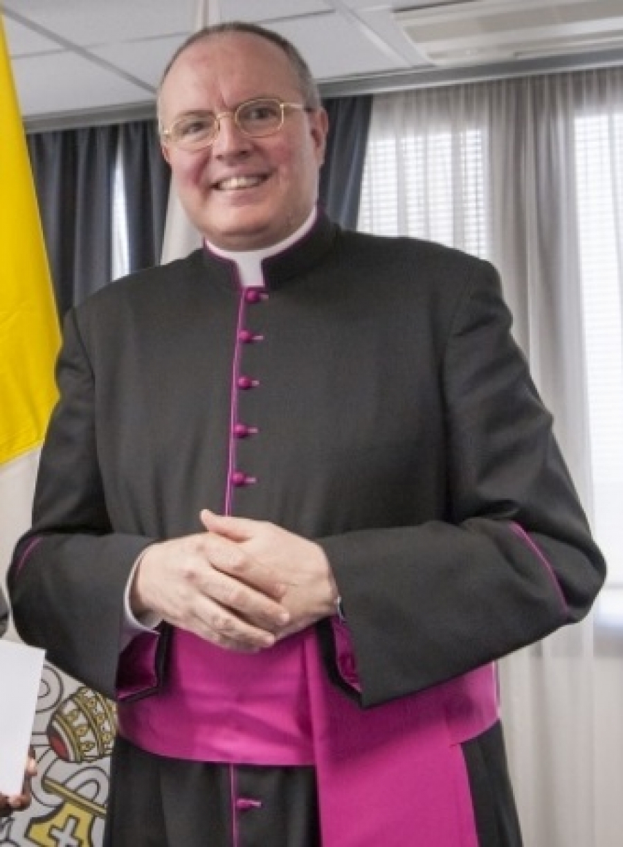 Monse&ntilde;or Fernando Chica, observador de la Santa Sede ante la FAO, con Manos Unidas