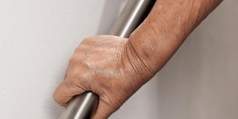 María Velasco habla a los mayores de Batán de los accidentes domésticos dentro de casa