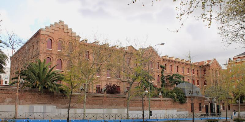 José Luis Díaz Lorenzo administra el sacramento de la Confirmación en el colegio Nuestra Señora de Loreto