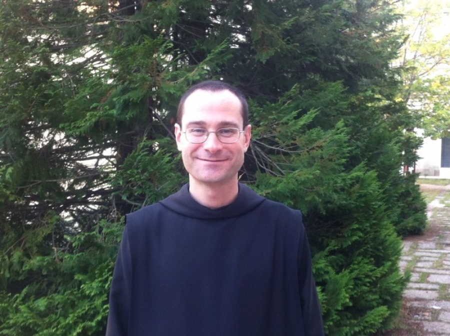 El prior del monasterio benedictino de la Santa Cruz del Valle de los Ca&iacute;dos ofrece su testimonio a j&oacute;venes universitarios