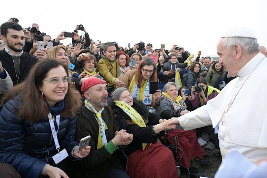 Francisco llega a Mil&aacute;n y visita la periferia
