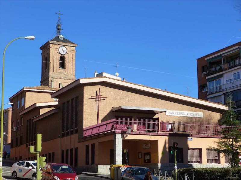 Monseñor Jesús Vidal se reúne en San Pedro Apóstol de Carabanchel con la vida consagrada y Cáritas del arciprestazgo