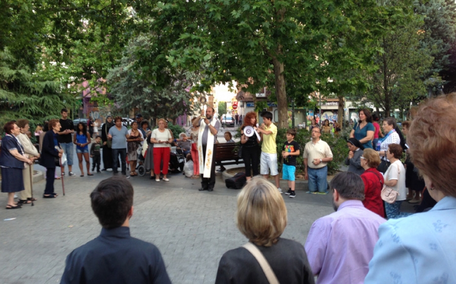 La plaza de Prosperidad acoge una carpa con el Sant&iacute;simo en la v&iacute;spera del Corpus