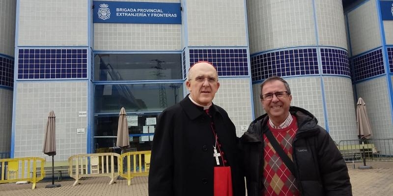 El arzobispo comparte la oraci&oacute;n del S&aacute;bado Santo con internos del CIE de Aluche