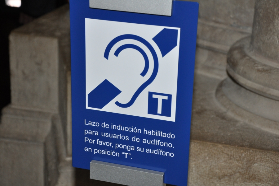 La celebraciones en la catedral de la Almudena, más accesibles para las personas sordas