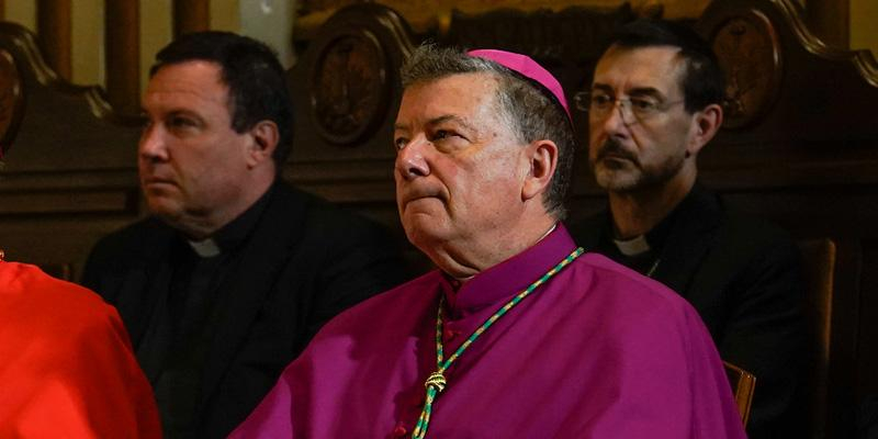 Monseñor Martínez Camino destaca en La Granda que las reliquias, «más que de los santos, hablan del poder infinito del amor de Dios»