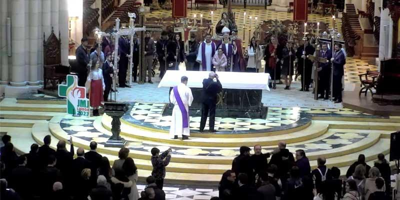 El arzobispo agradece a los jóvenes cofrades que no se avergüencen de Jesucristo y de anunciarlo en la calle