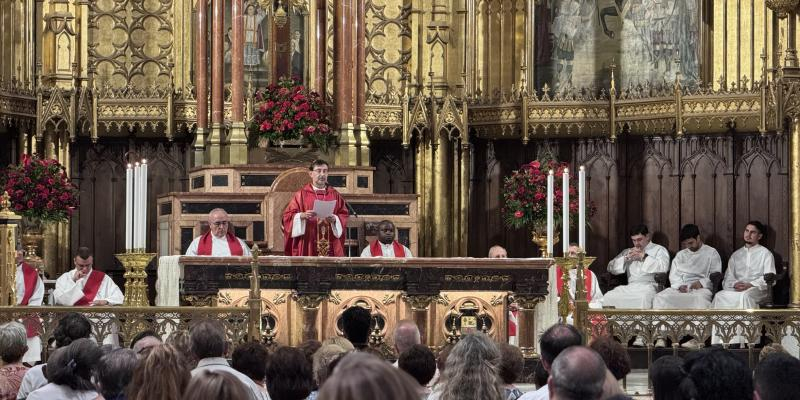 El cardenal Cobo en la festividad de la Exaltación de la Santa Cruz: «La cruz de Cristo abraza a todos, nos hace comunidad y nos enseña que la fraternidad es el camino»