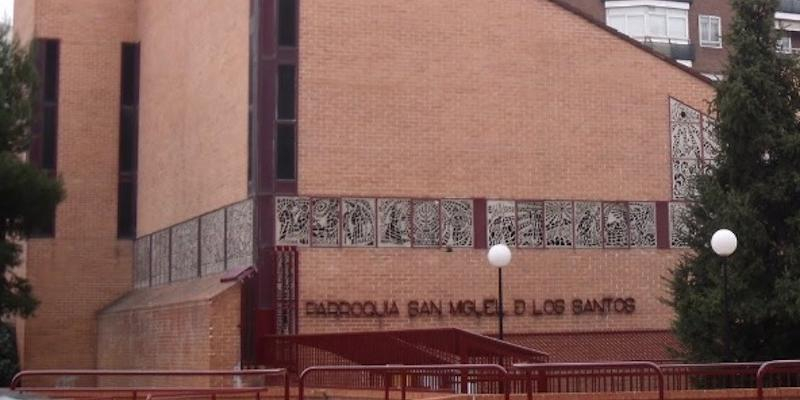 Juan Carlos Vera administra los sacramentos de la iniciaci&oacute;n cristiana en San Miguel de los Santos