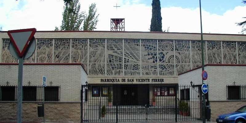 Ángel López Blanco administra el sacramento de la Confirmación en San Vicente Ferrer