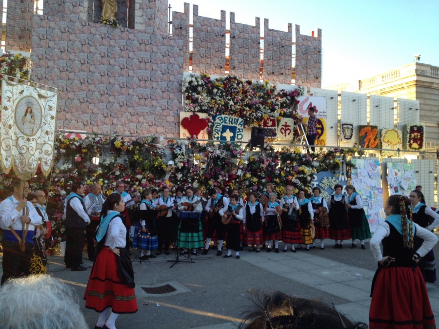 Contin&uacute;a la ofrenda floral a la Virgen de la Almudena