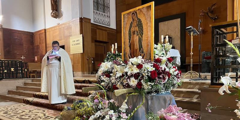 La Virgen de Guadalupe recorre las calles acompa&ntilde;ada por una procesi&oacute;n de antorchas