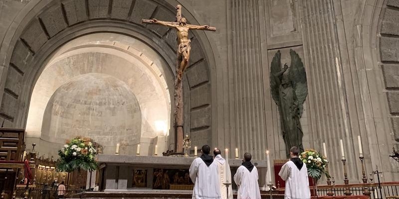 DEARCO celebra una vigilia de oraci&oacute;n en la bas&iacute;lica del Valle de los Ca&iacute;dos