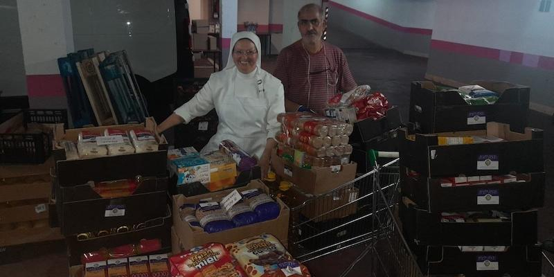 La acción social de Jesús El Pobre dona alimentos al comedor social Santa María Josefa de Vallecas