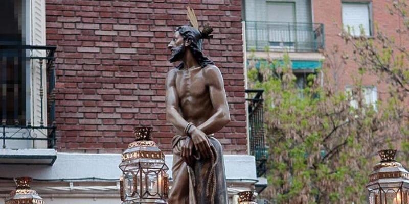 Jesús Nazareno y la Virgen de la Soledad procesionan el Jueves Santo en Villaverde