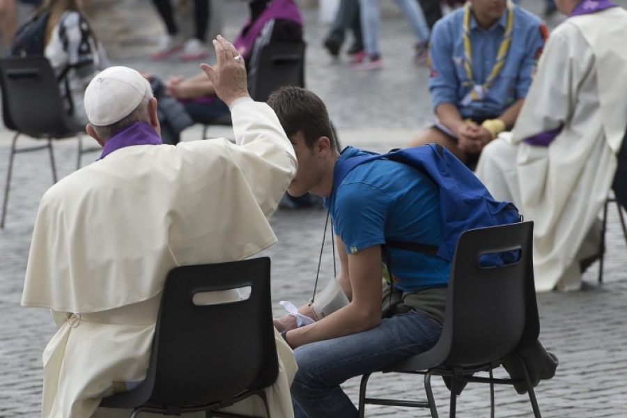 El jubileo de los adolescentes: el papa Francisco sali&oacute; a la Plaza a confesar