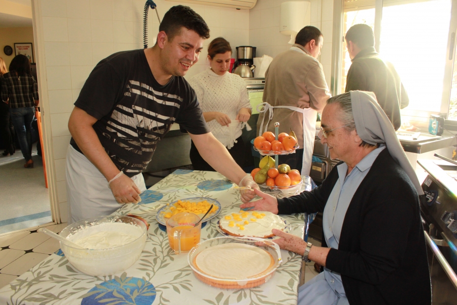 La casa de acogida San Agust&iacute;n y Santa M&oacute;nica, de C&aacute;ritas Madrid, celebra la Navidad con los voluntarios