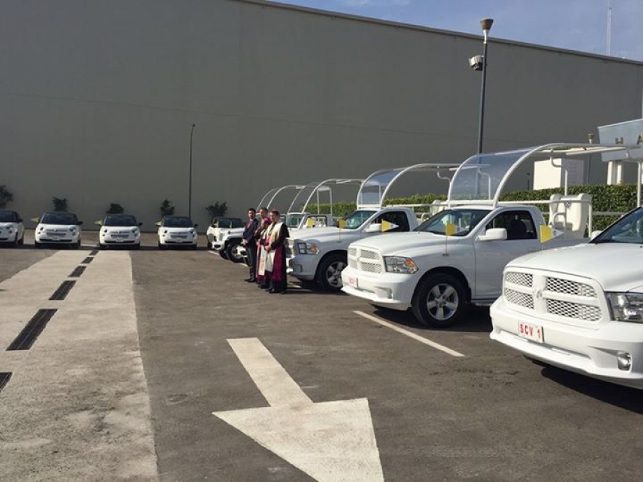 Bendicen los papam&oacute;viles que usar&aacute; el Papa Francisco en M&eacute;xico