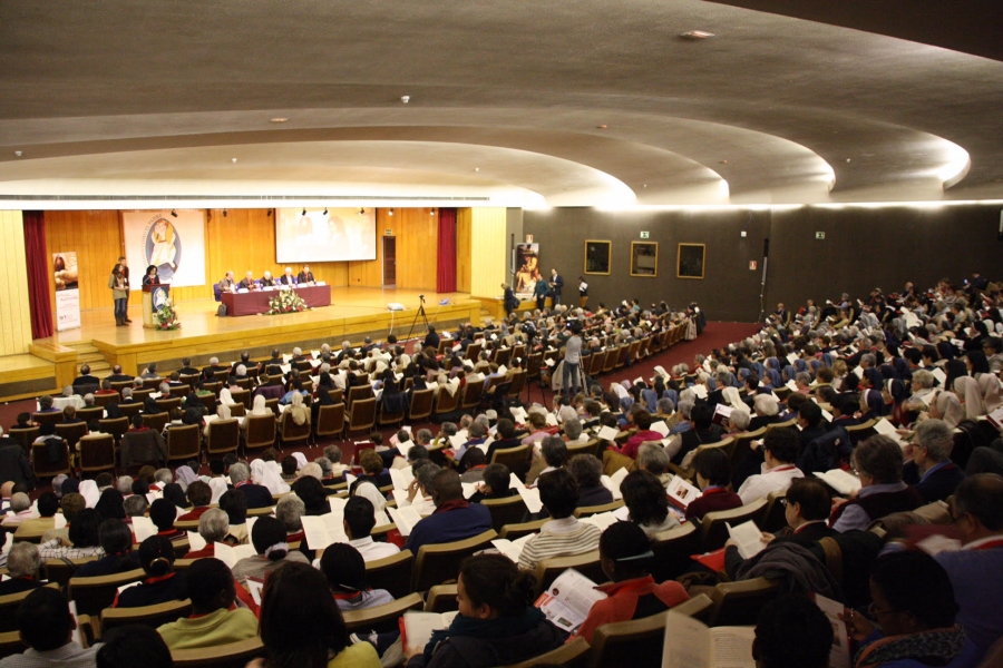 Monse&ntilde;or Osoro: &laquo;Los religiosos sois verdaderos escaparates de la misericordia&raquo;