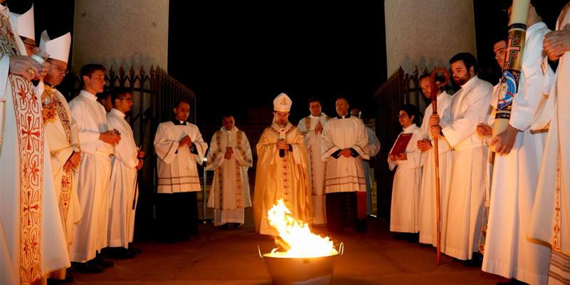 El cardenal José Cobo, en la Vigilia Pascual: «¡Feliz Pascua, Cristo vive y eso cambia todo!»