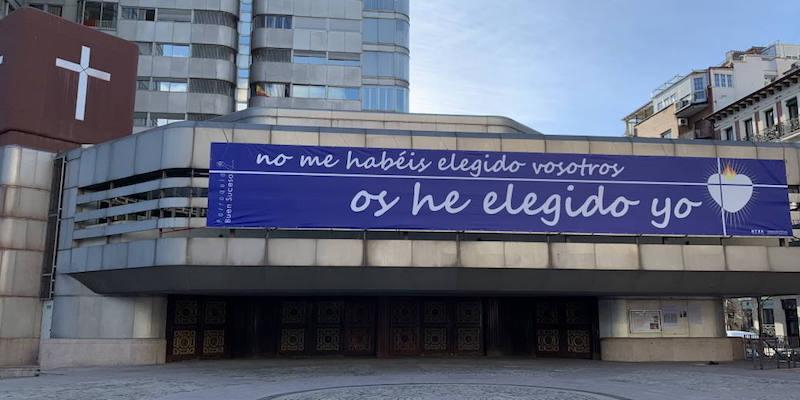 El cardenal Rouco administra el sacramento de la Confirmaci&oacute;n a j&oacute;venes de Nuestra Se&ntilde;ora del Buen Suceso