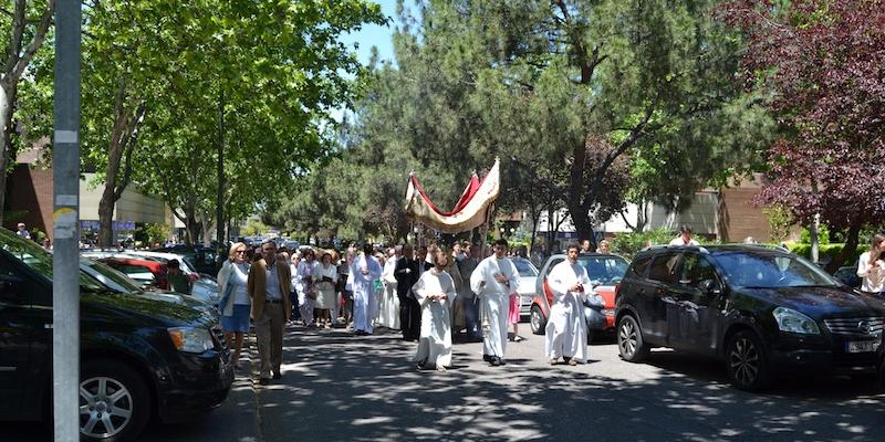 El Santísimo recorre las calles de Mirasierra en la solemnidad del Corpus Christi
