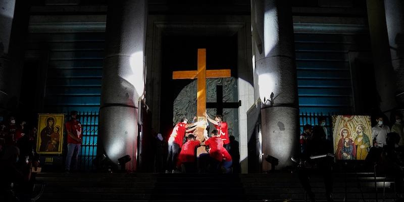 Monse&ntilde;or Jes&uacute;s Vidal preside los encuentros con j&oacute;venes de la Vicar&iacute;a III en torno a la cruz de la JMJ