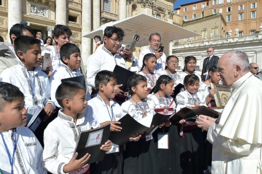 Un coro de niños mexicanos canta al Papa