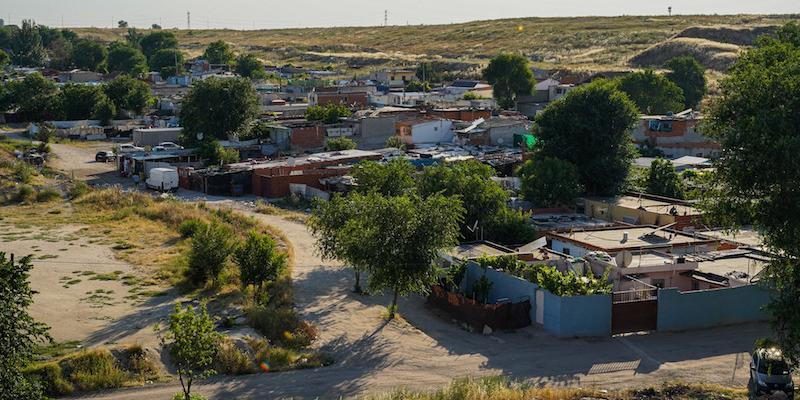 Monse&ntilde;or Mart&iacute;nez Camino se acerca a la Ca&ntilde;ada Real en su visita pastoral a Santo Domingo de la Calzada