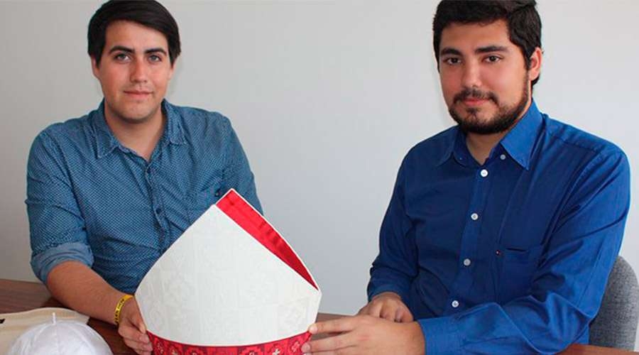 El Papa en Chile: Jóvenes confeccionan mitras al Papa y obispos para su visita