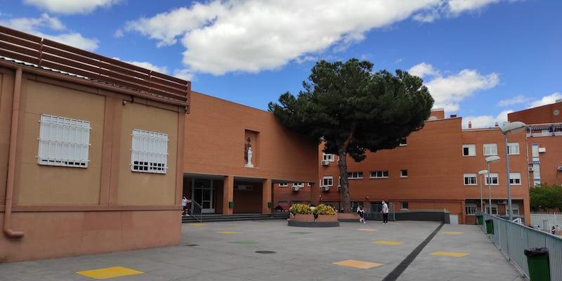 Los alumnos del colegio diocesano María Inmaculada despiden el mes de mayo con una ofrenda floral a la Virgen