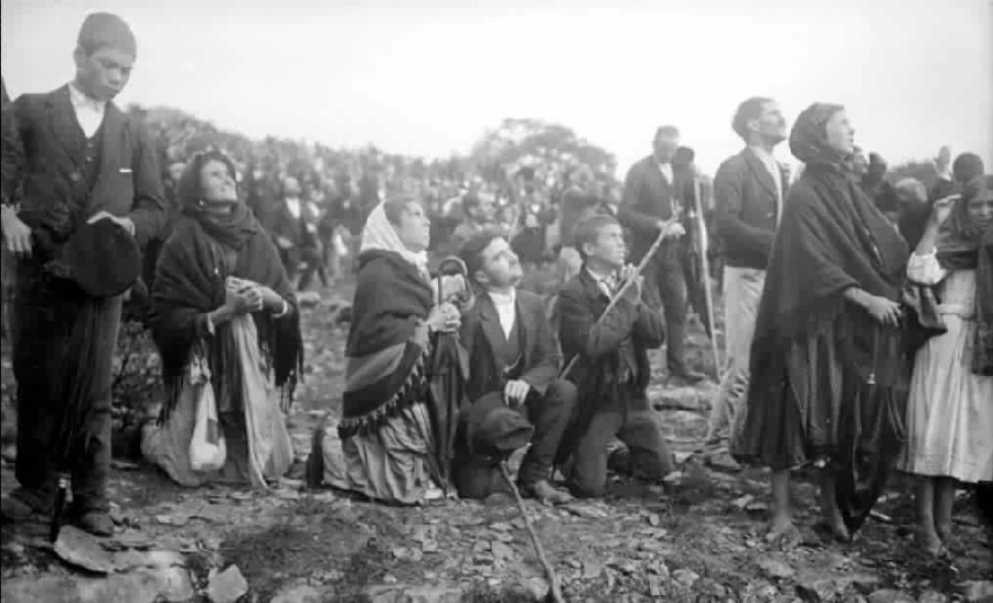 Mons. Mart&iacute;nez Camino preside una Eucarist&iacute;a en la catedral en el centenario de las apariciones de F&aacute;tima