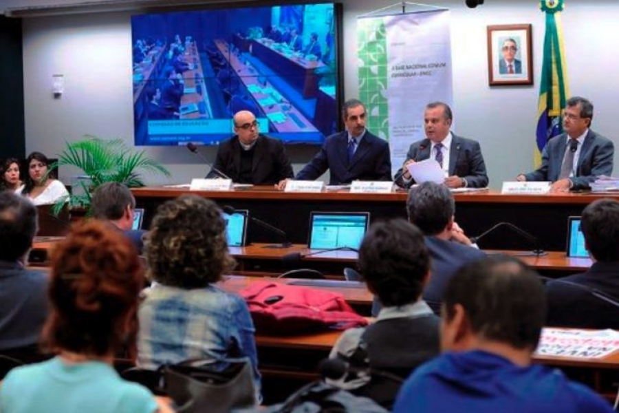 Brasil: temen que &laquo;el sistema &uacute;nico de educaci&oacute;n&raquo; se vuelva una dictadura