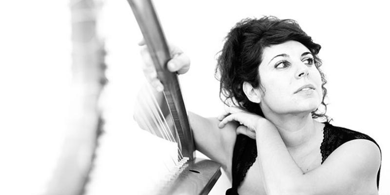 La iglesia de la urbanizaci&oacute;n de Cotos de Monterrey acoge un concierto de Sara &Aacute;gueda